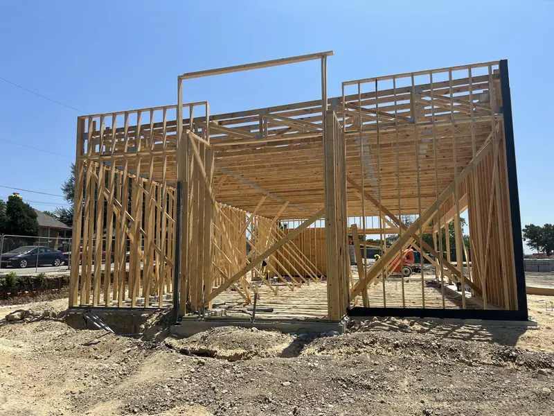Elevated framing structure for a raised commercial floor